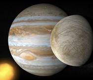 Ilustración del planeta Júpiter junto a su luna Europa. (Shutterstock)
