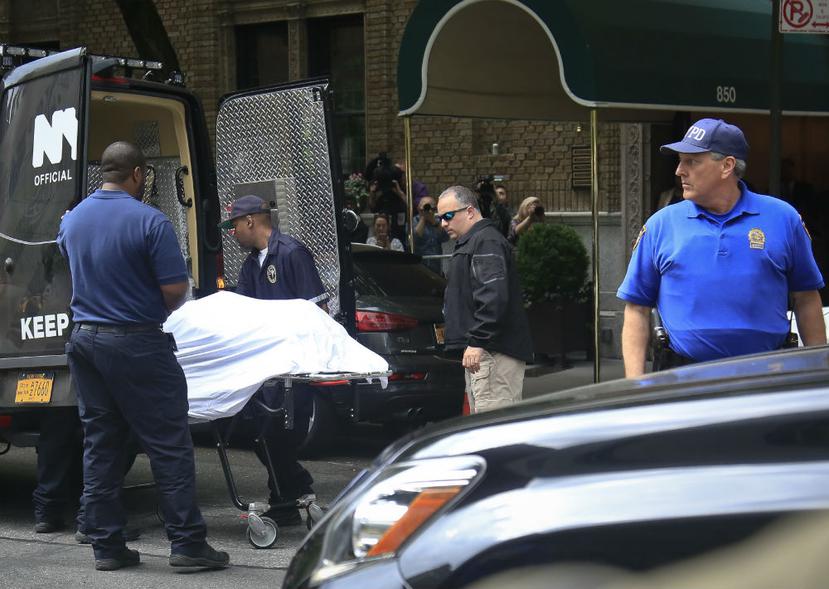El momento en que las autoridades retiran el cuerpo de Kate Spade del complejo de apartamentos donde residía en Nueva York.