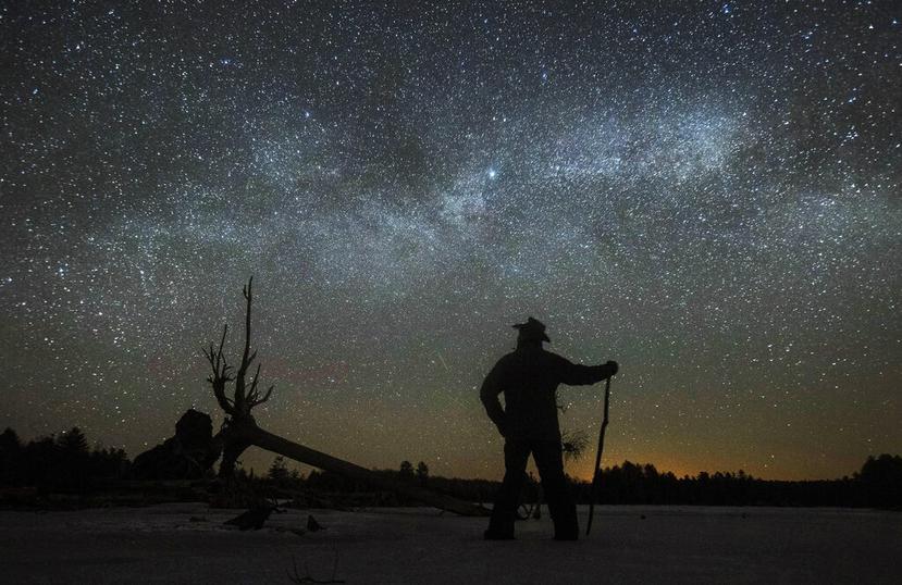 En esta foto de archivo, Dave Cooke observa la Vía Láctea en Ontario, Canadá, el domingo 21 de marzo de 2021. (Fred Thornhill/The Canadian Press vía AP)