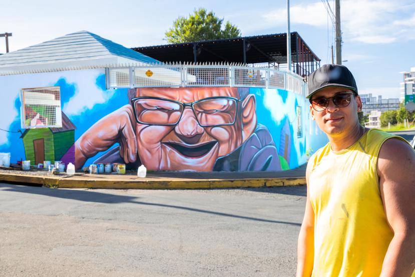 El muralista Bob Snow junto a su nueva obra, en la esquina de la calle Canals y la Marginal Baldorioty, en Santurce. (Suministrada)