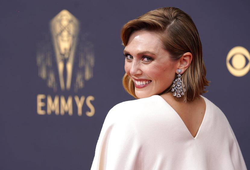 Olsen, quien estaba nominada como Mejor actriz de miniserie por su rol protagónico en “Wandavision”, lució un elegante vestido blanco de manga murciélago y se robó todas las miradas en la alfombra roja de los Emmy. (AP)
