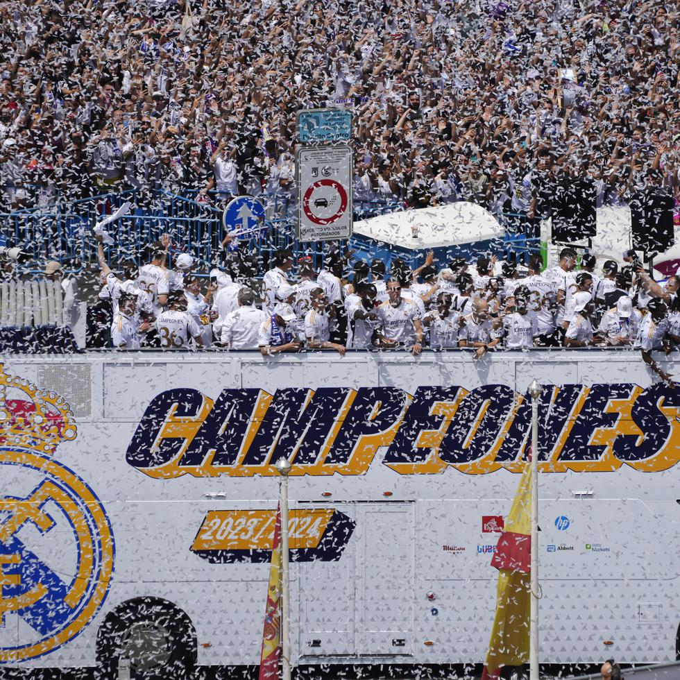 Los jugadores del Real Madrid celebran en la Plaza de Cibeles, una semana después de coronarse campeones de la Liga de España.