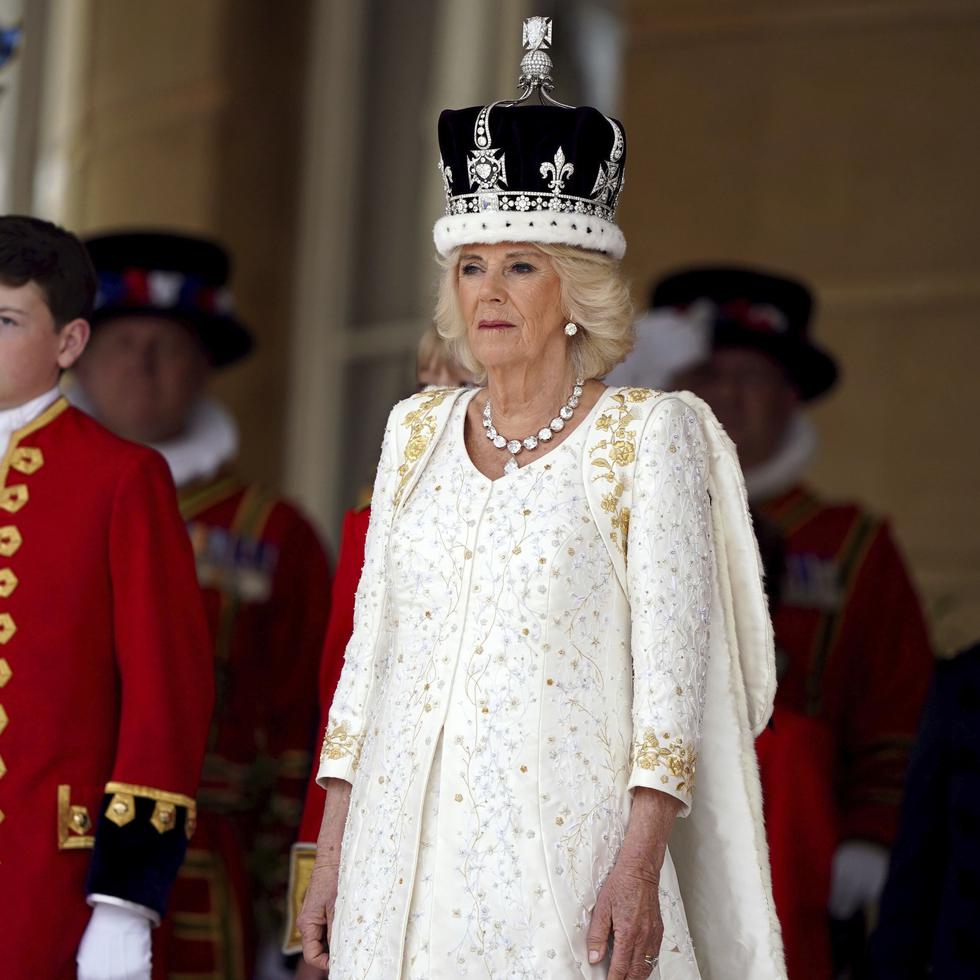 La reina Camila de Gran Bretaña en los jardines del Palacio de Buckingham, en Londres, después de la coronación.