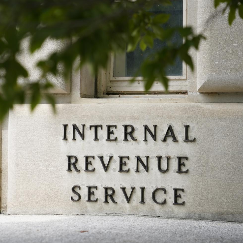Letrero a la entrada del edificio del Servicio de Impuestos Internos (IRS) en Washington, el 4 de mayo de 2021. (Foto AP/Patrick Semansky, Archivo)