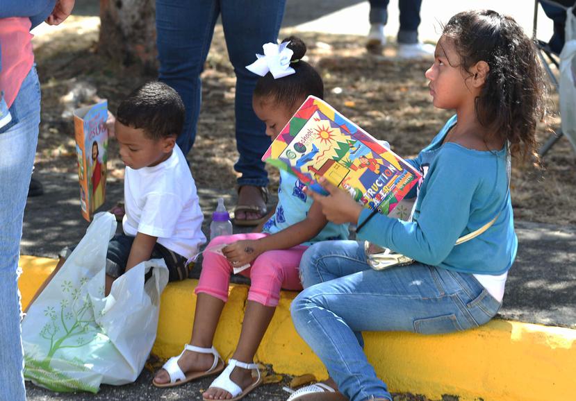 Varios niños muestran los artículos que les obsequiaron durante la actividad realizada en Santa Isabel.