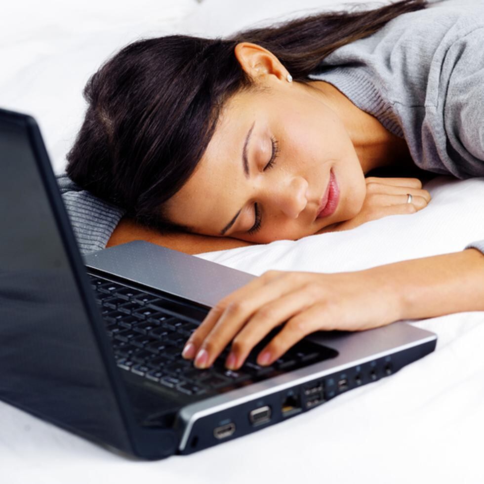 Una de las razones más comunes para el cansancio es la falta de descanso y no dormir adecuadamente.