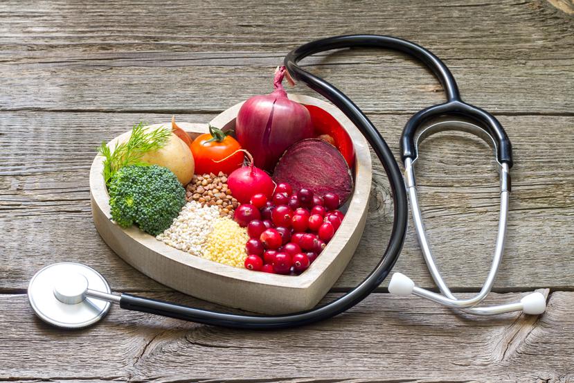 Una dieta sana ayudará a prevenir los elevados niveles de colesterol LDL en la sangre y complicaciones en personas con padecimientos cardiacos.