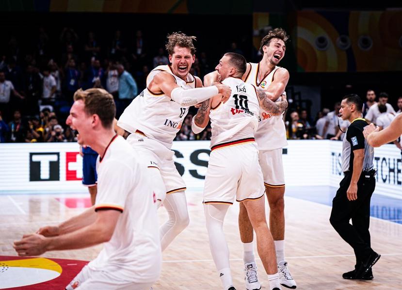 Alemania celebra su campeonato mundialista con Roberto Vázquez al fondo.