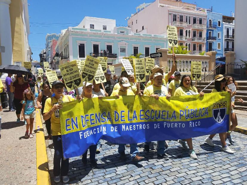Los maestros salieron desde la Plaza Colón en Viejo San Juan.