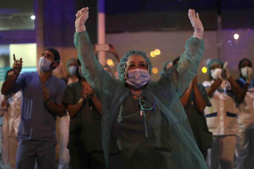 Tranajadores de la salud en España reaccionan a los aplausos de los ciudadanos por su labor en medio de esta pandemia. (Archivo / AP)