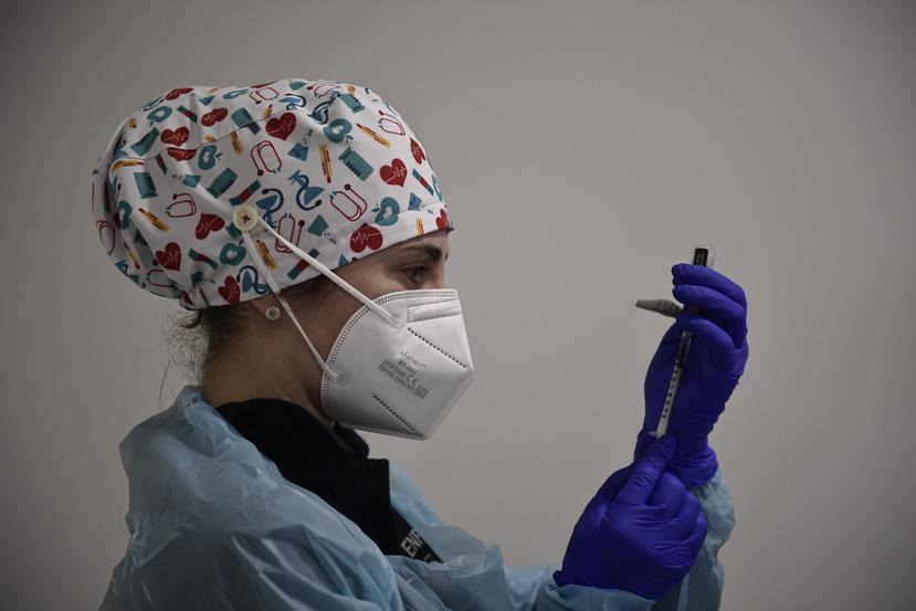 Una enfermera en España prepara una jeringuilla para administrar una dosis de la vacuna contra el COVID-19 desarrollada por Pfizer.
