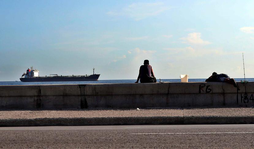 El petrolero Manuela Saenz de PDVSA entra en la bahía de La Habana. (EFE / Ernesto Mastrascusa)