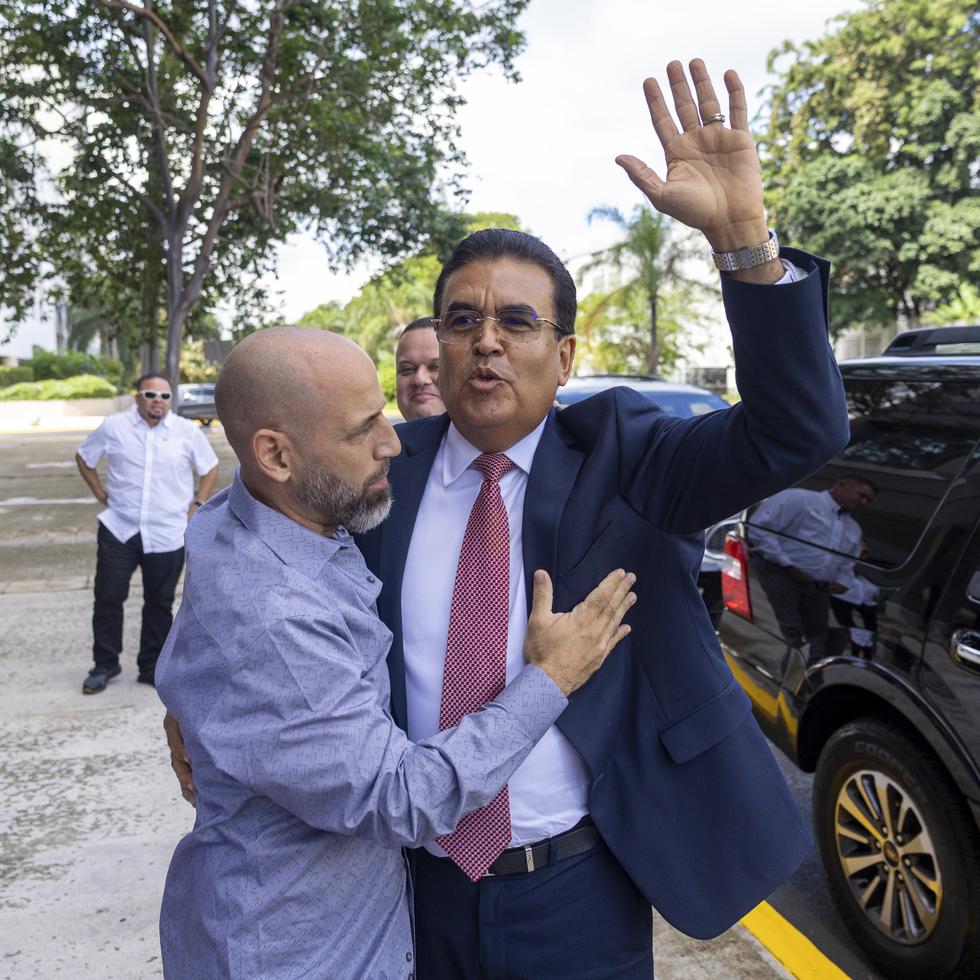 El alcalde de Sansebastian Javier Jimenez radica su candidatura a la Gobernacion  a su llegada a la CEE de Hato Rey. fotos David Villafañe