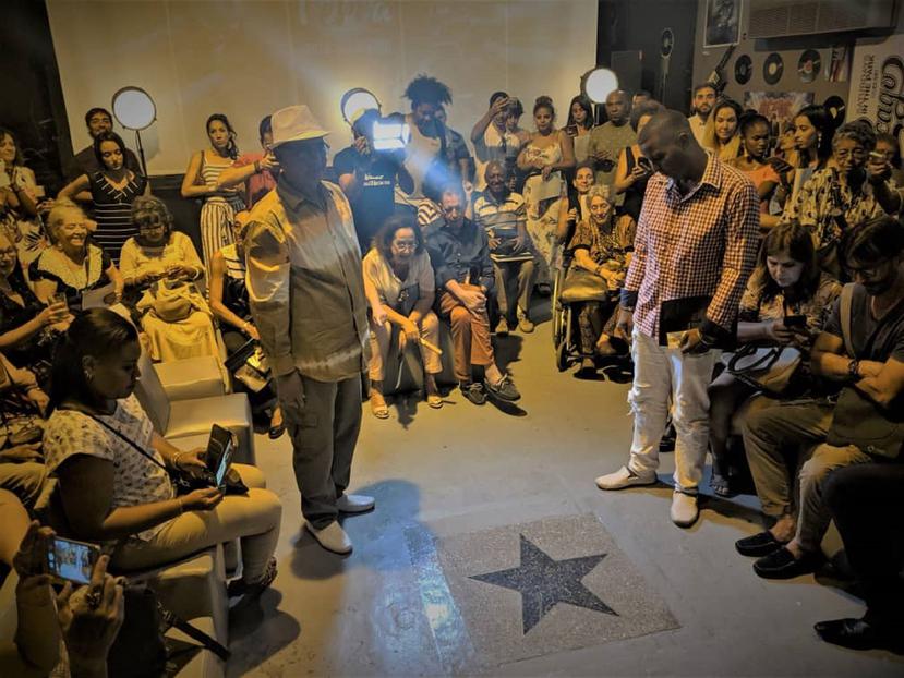 Los familiares de Benny Moré inauguran la estrella en honor al célebre músico cubano. (Suministrada)