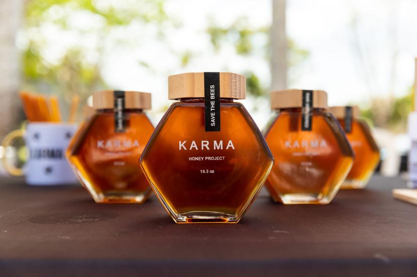 Cada colmena de Karma Honey Project produce entre 50 a 150 libras de miel cruda por año.