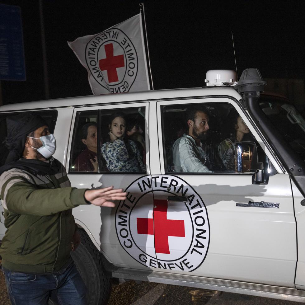 Un vehículo de la Cruz Roja Internacional transportó, el sábado en la noche, hasta Egipto a rehenes israelíes liberados.