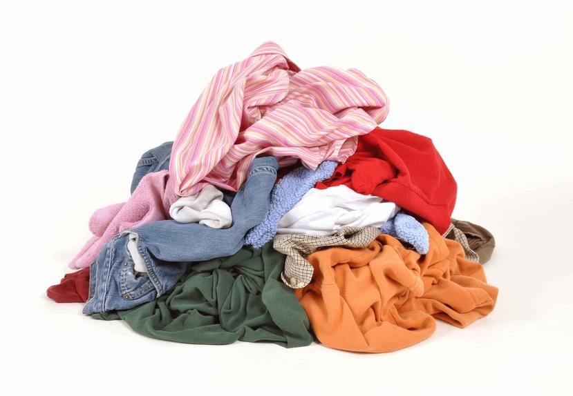 La división de la ropa es fundamental para que las piezas se mantengan en buenas condiciones y debe hacerse por colores y también por textiles.