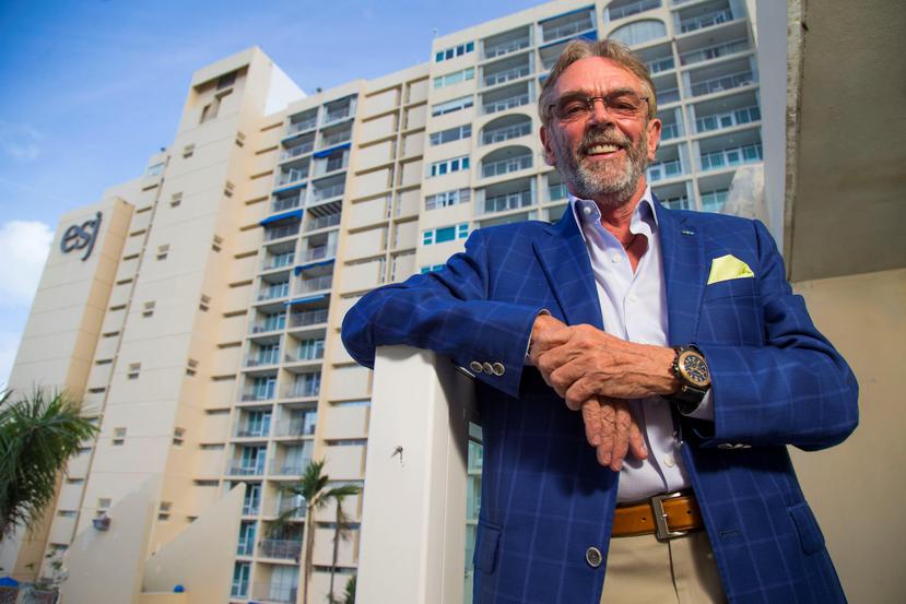 El inversionista británico, Keith St. Clair, quien reside en la isla hace tres años, posa ante el edificio en Isla Verde que ahora se llamará Mare. (GFR Media)