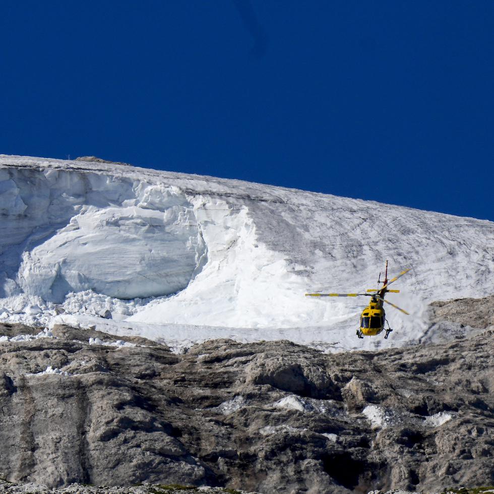 Una primera búsqueda a pie no halló a los montañistas, por lo cual se despachó a un helicóptero. (Archivo AP/Luca Bruno)