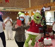 El personaje Grinch abordó los barcos de Carnival para entregar postales navideñas a los empleados que están a bordo trabajando.