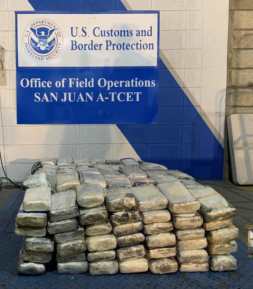 Los oficiales encontraron 231 paquetes de contrabando, que dieron positivo en la prueba de campo a las propiedades de la cocaína. (Suministrada)