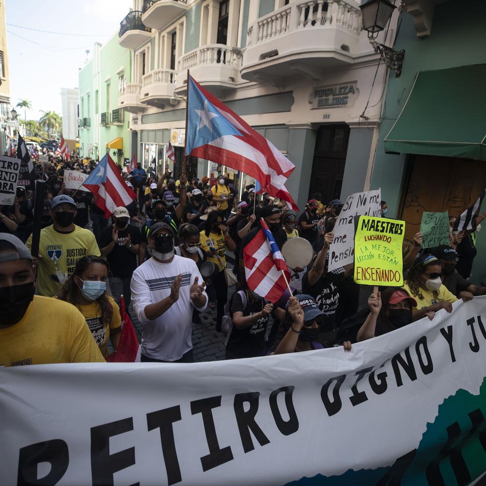 Marcha de los maestros hacia La Fortaleza el 10 de febrero de 2022, en San Juan.