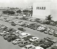 En la isla solo quedan una Kmart y tres Sears sin anunciar cierre. Arriba, foto de como lucía la tienda Sears en sus inicios en Plaza Las Américas.