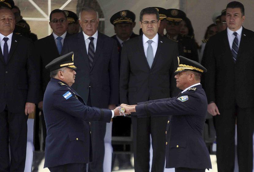 El presidente de Honduras, Juan Orlando Hernández (segundo por la derecha en la fila de atrás), durante la ceremonia de cambio de mando entre el nuevo jefe de la policía nacional, José David Aguilar Morán (izquierda), y su antecesor, el general Félix Vill