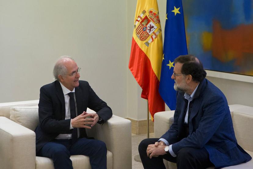 El exalcalde de Caracas Antonio Ledezma habla con el jefe de gobierno español Mariano Rajoy durante una reunión en la Moncloa, Madrid (AP).