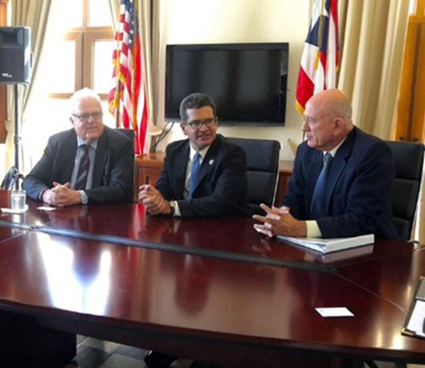Pedro Pierluisi, al centro, en reunión con el congresista James Sensenbrenner y el portavoz del PNP en el Senado, Larry Seilhamer. (Suministrada)