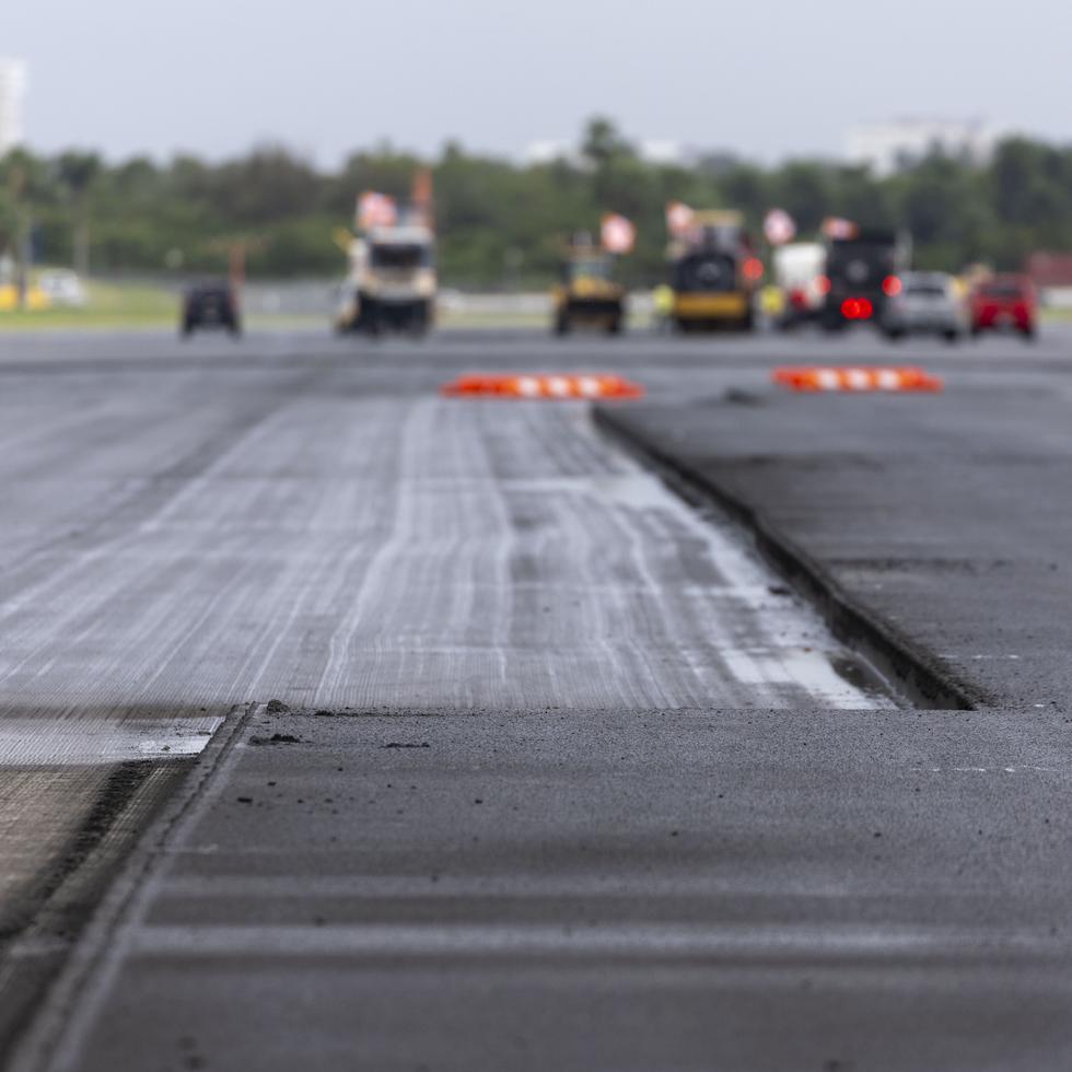Trabajadores y camiones se desplazan por la pista de aterrizaje 8-26 para completar su renovación a un costo de $48 millones, provenientes de fondos federales y capital de Aerostar Airport Holdings, el operador privado de la instalación.
