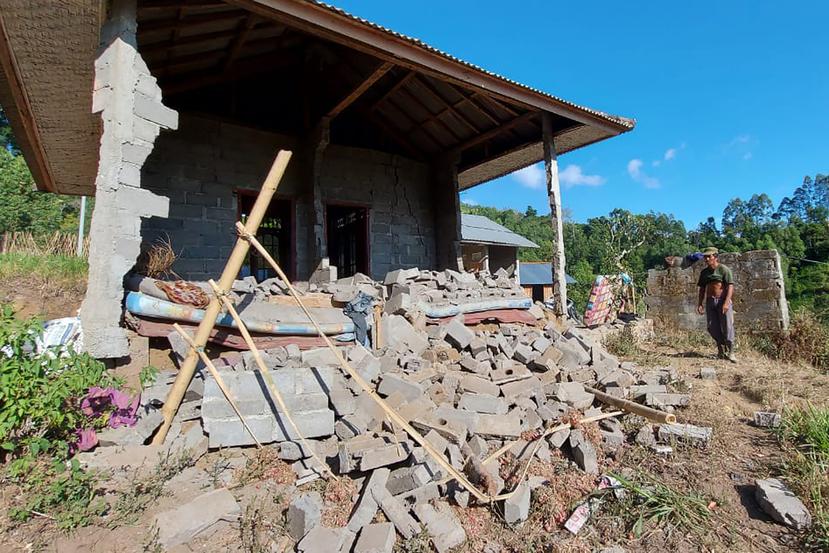 Un hombre, observa los daños causados por un sismo en su casa, en Karangase, en la isla de Bali, Indonesia, el 16 de octubre de 2021.