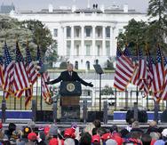 En esta fotografía del 6 de enero de 2021, el presidente Donald Trump habla durante un mitin en Washington.