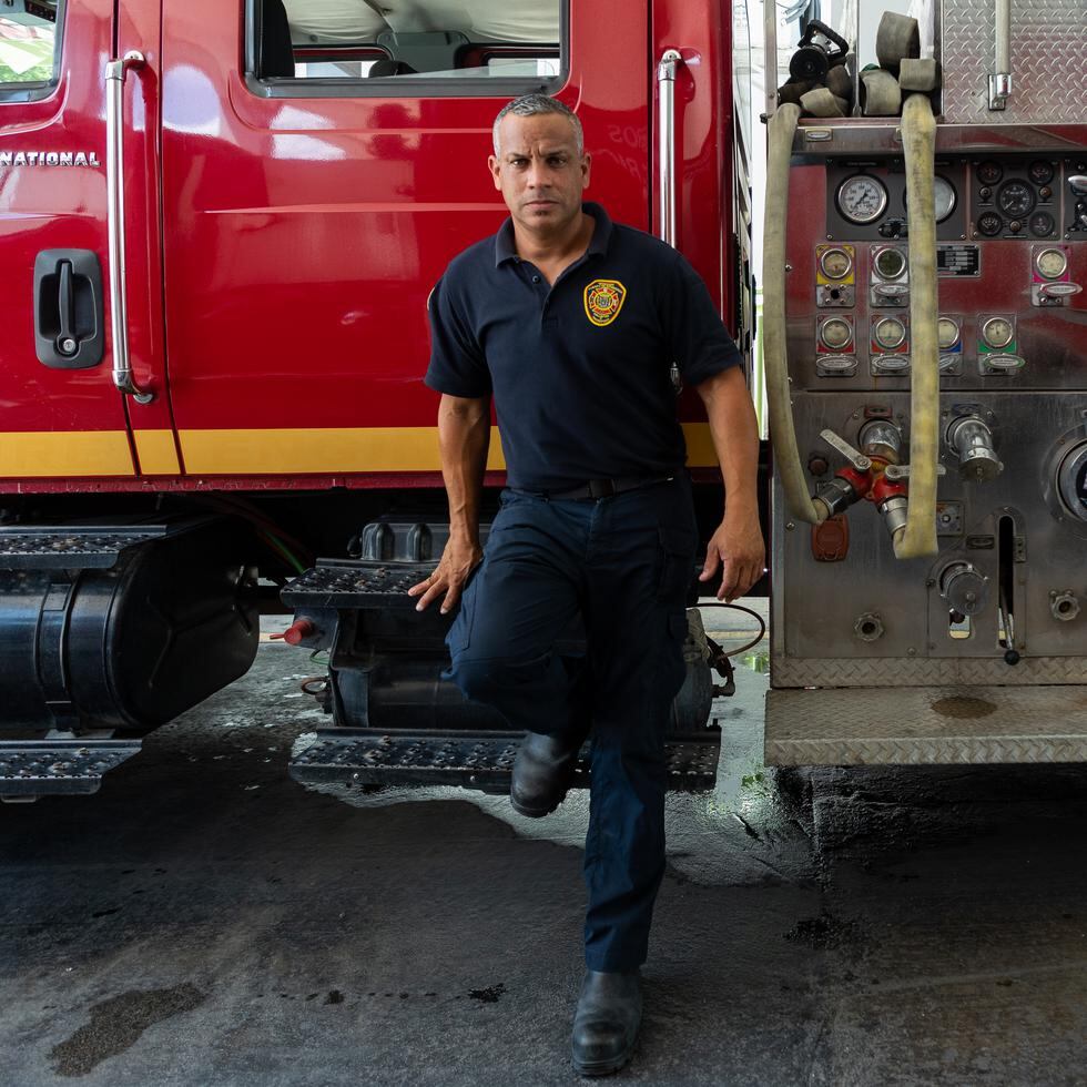 Víctor Cruz Rodríguez, quien está destacado como bombero en la Ponce Central, cuenta a El Nuevo Día su lucha diaria entre dos trabajos “para empatar la pelea”.