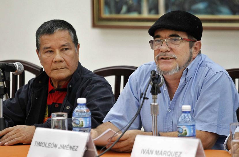 El máximo líder del ELN, Nicolás Rodríguez, alias Gabino, y el comandante de las FARC Rodrigo Londoño, alias ?Timoleón Jiménez?,ofrecen una rueda de prensa conjunta. (EFE)