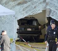 Una camioneta SUV dentro de una tienda de Apple luego de que se estrelló contra el inmueble, el lunes 21 de noviembre de 2022, en Hingham, Massachusetts. (AP Foto/Steven Senne)