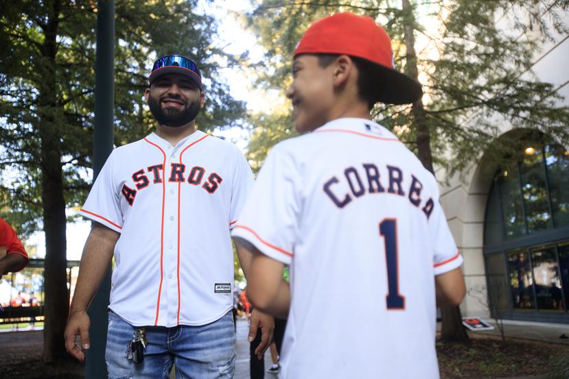 El mexicano Julio Díaz y su hijo Anthony llegaron al Minute Maid Park vistiendo las camisetas del boricua Carlos Correa.