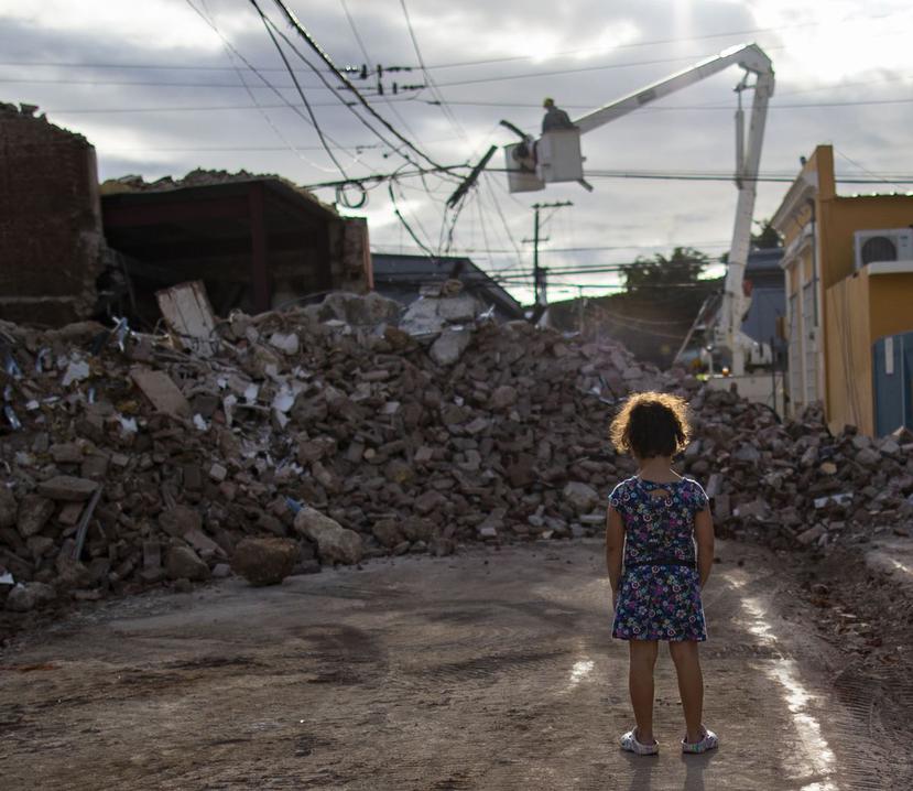 Niña en Guayanilla observa la destrucción tras los terremotos del 7 de enero de 2020.