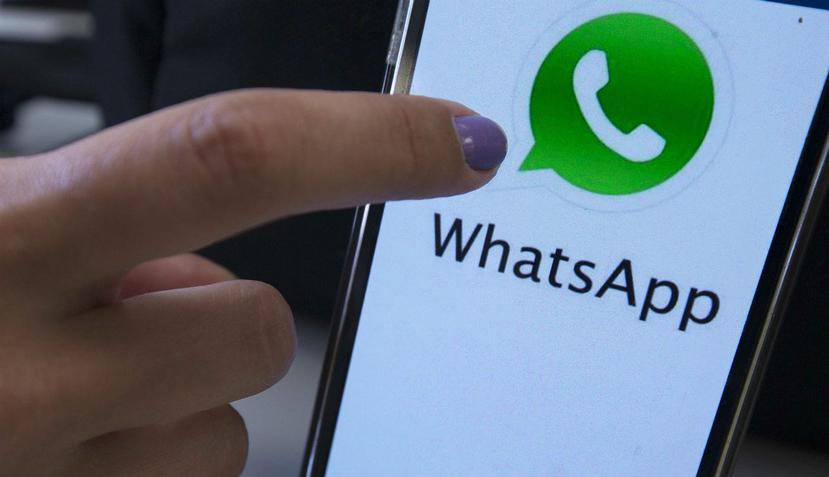 WhatsApp permite a sus usuarios enviar un mismo mensaje a los contactos que se desee sin tener que "reenviar". (EFE)