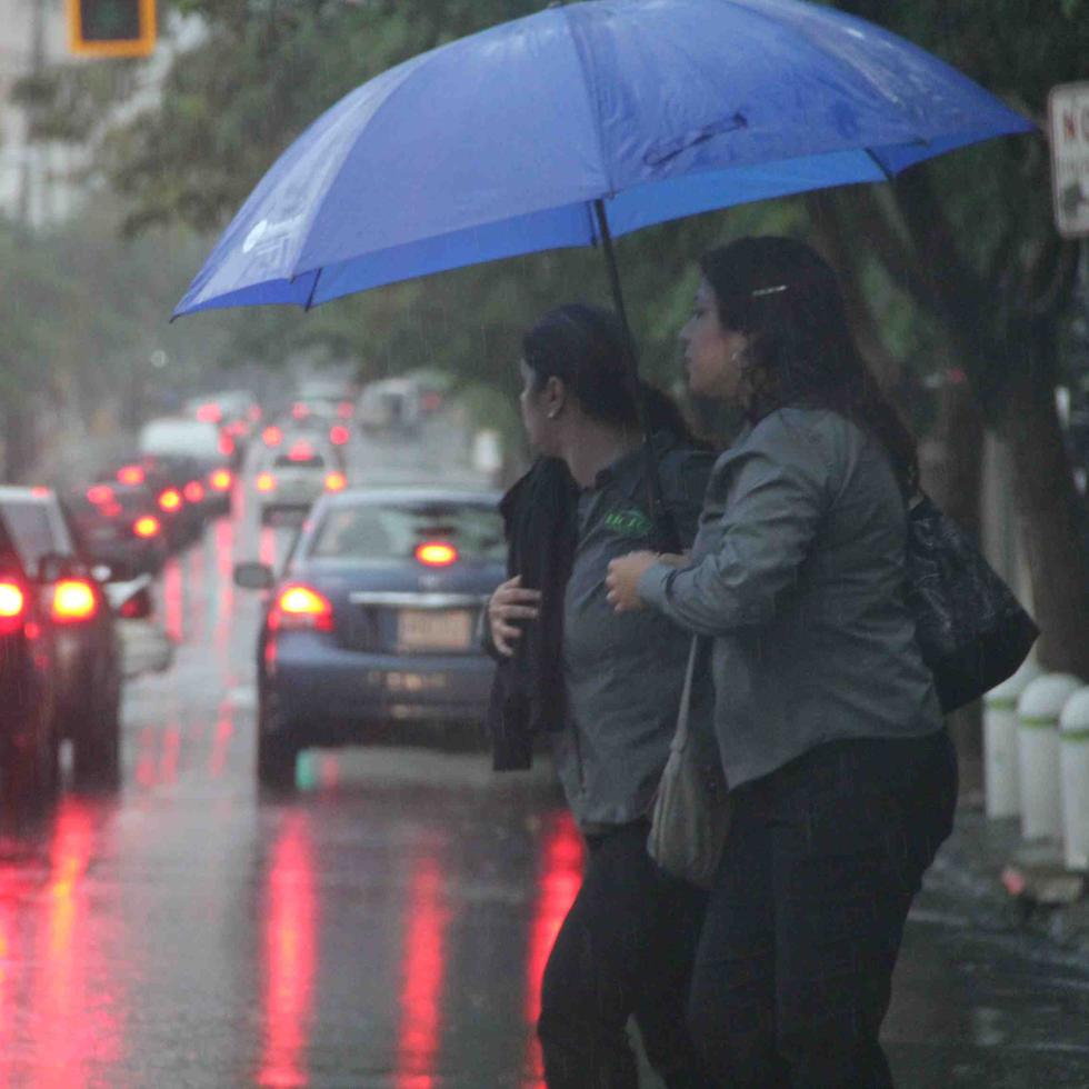 Un disturbio atmosférico provocará fuertes lluvias esta tarde con posibles eventos de inundaciones urbanas para el centro y el oeste de Puerto Rico.