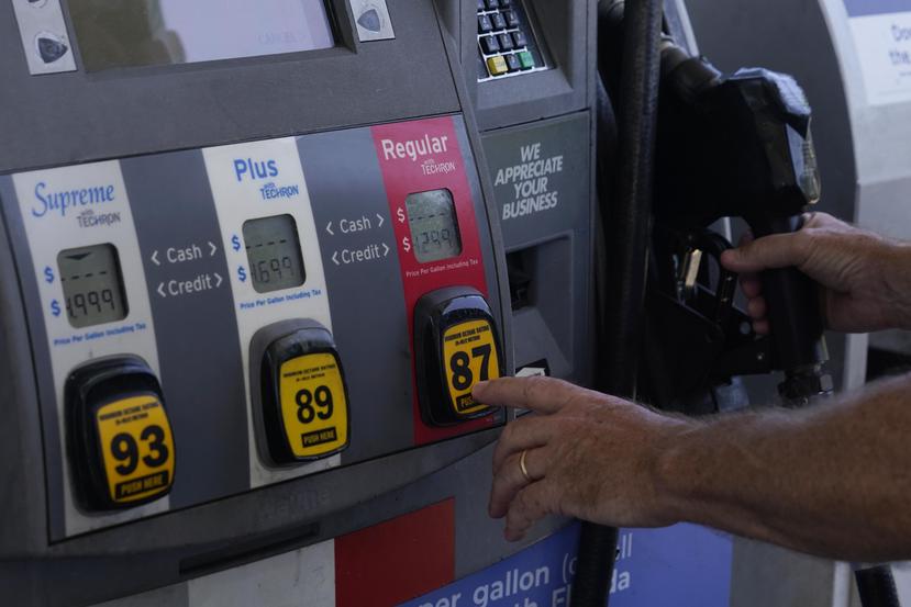 Los precios de la gasolina han bajado a 4 dólares por primera vez en más de cinco meses, lo cual es una buenas noticia para los consumidores que están batallando con los altos precios de otros productos esenciales.