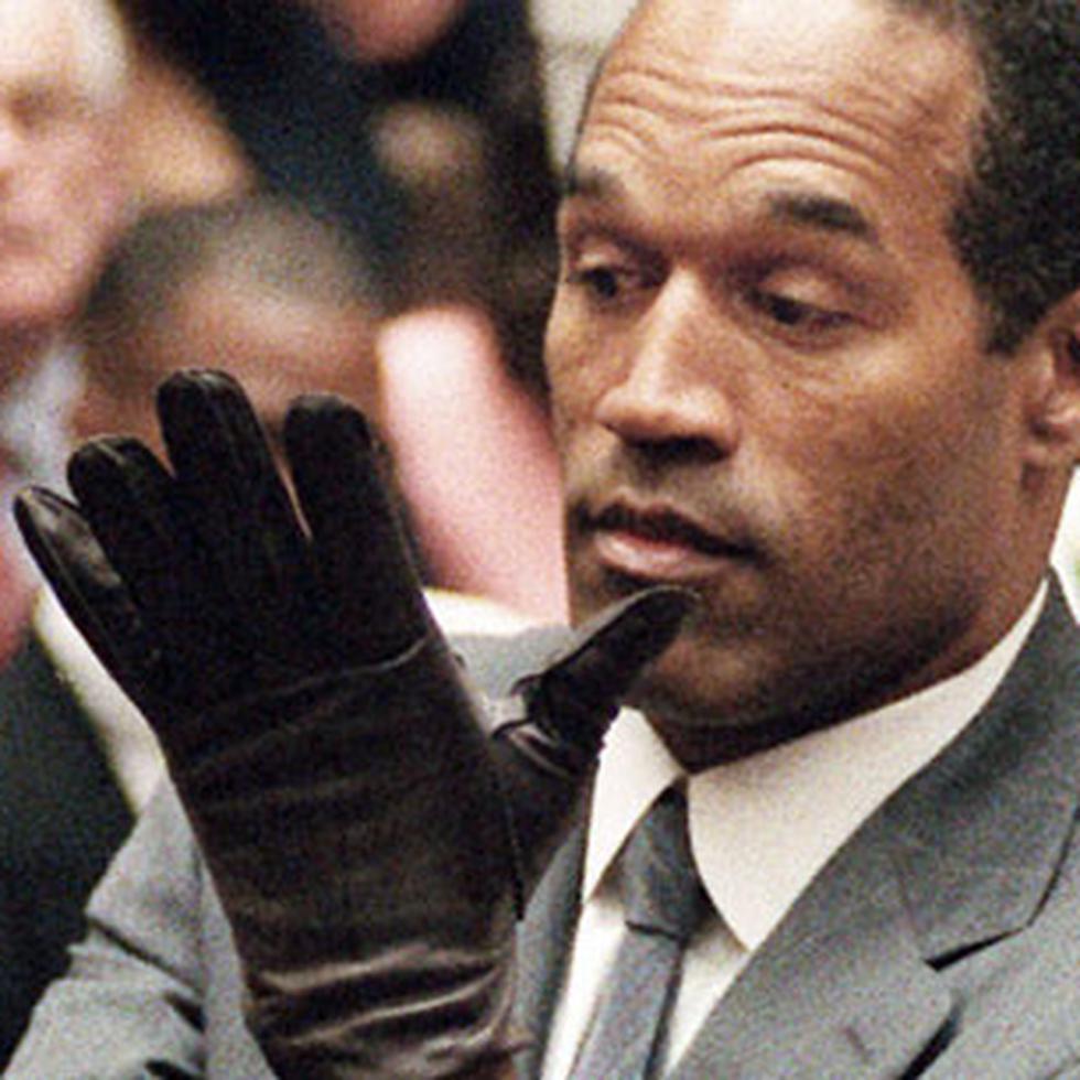 Simpson probándose los guantes durante el juicio en su contra.