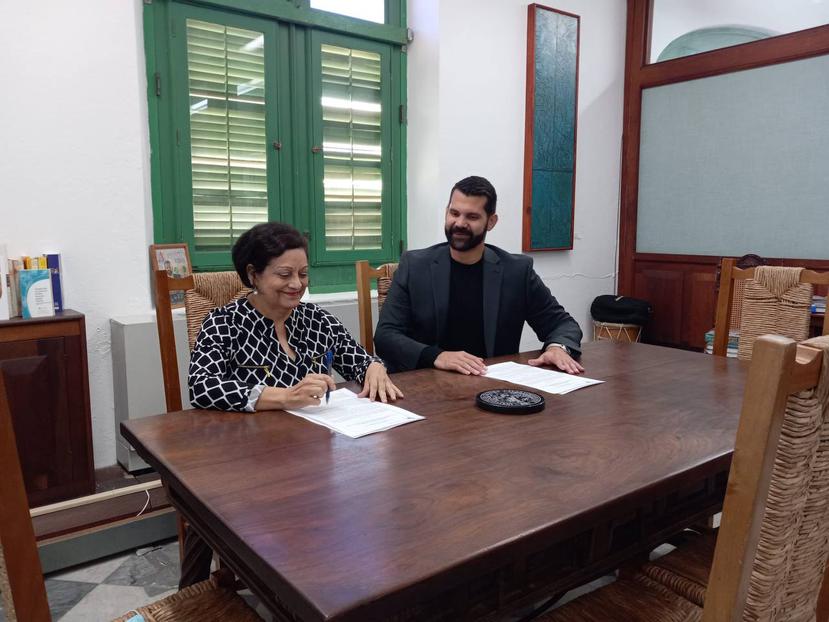 El director ejecutivo del ICP, Carlos Ruiz Cortés, y la rectora interina del CEAPRC, Wanda Marrero Velázquez, firmaron el pacto.