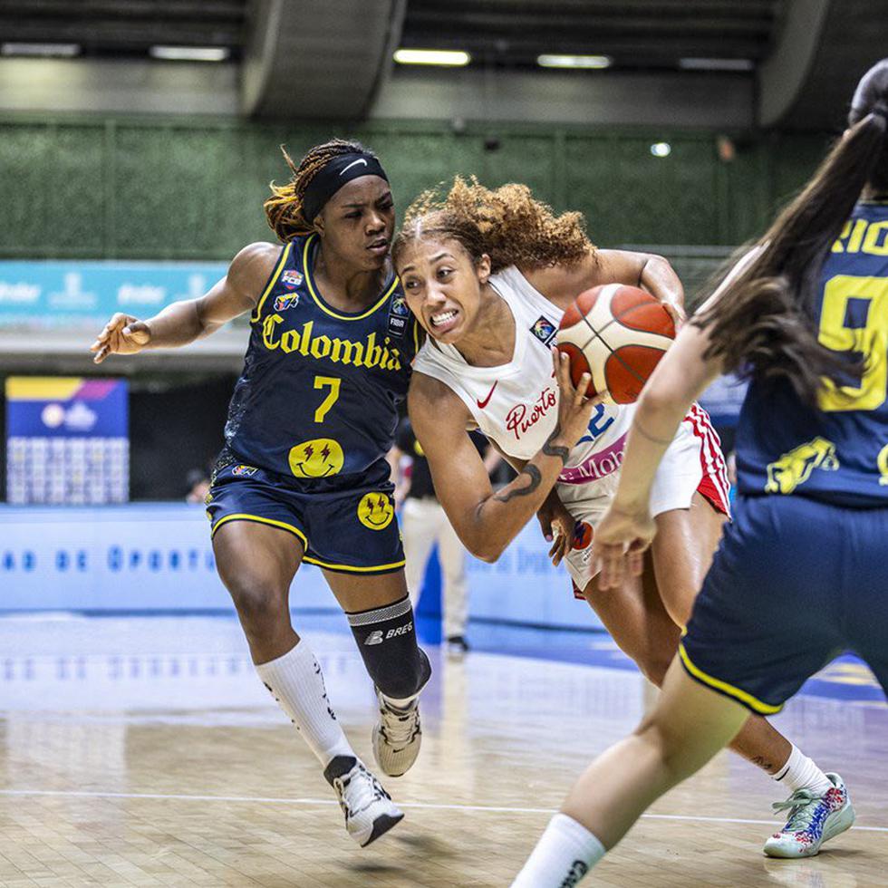 Arella Guirantes intenta atacar la pintura ante la defensa de las jugadoras de Colombia.