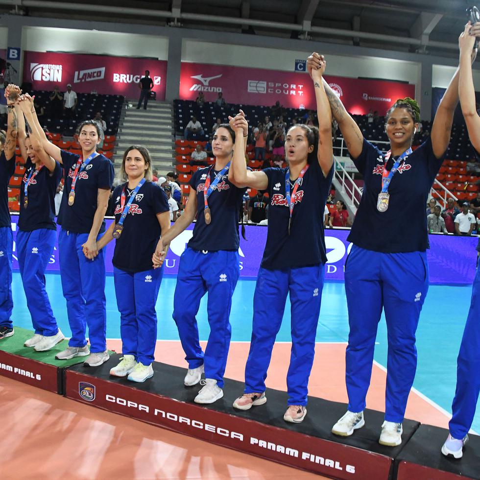 Las jugadoras de Puerto Rico celebran la medalla de bronce ganada en el torneo Final Six de Norceca.