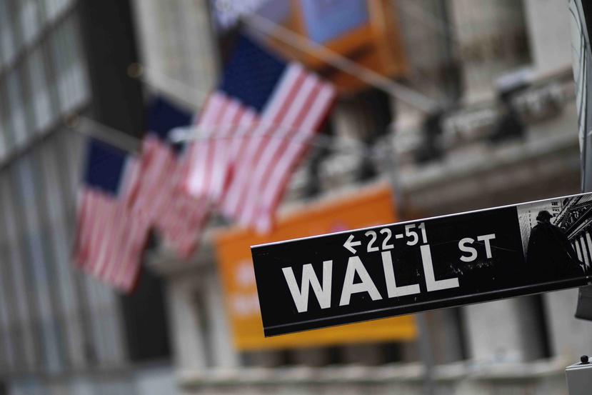 Un letrero de Wall Street frente a la bolsa de valores de Nueva York. (AP/Mark Lennihan)