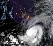 En esta imagen satelital, proporcionada por la NOAA, se muestra al huracán Agatha sobre la costa del Pacífico mexicano, en el estado de Oaxaca, México, el 30 de mayo de 2022.