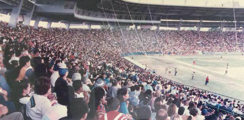 El estadio Juan Ramón Loubriel de Bayamón se llenó a capacidad en el séptimo juego. (Suministrada)