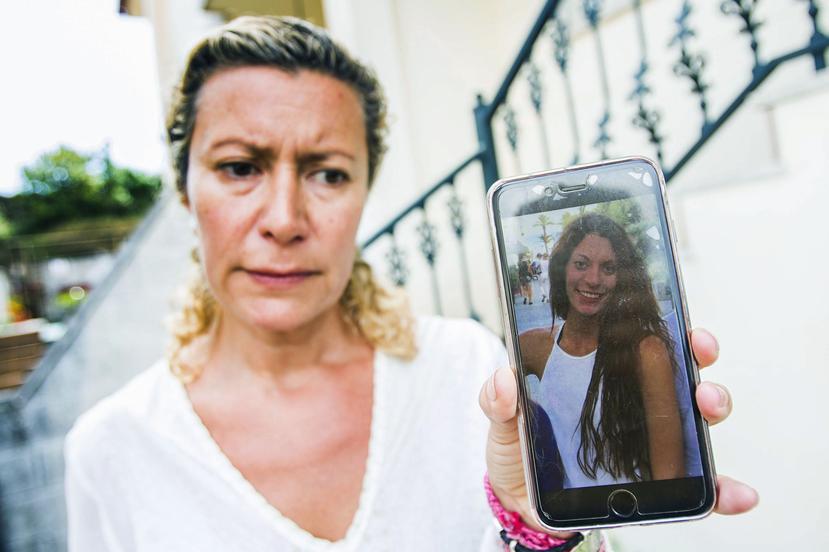 La madre de la joven Diana Quer muestra en el móvil la foto de su hija (EFE).
