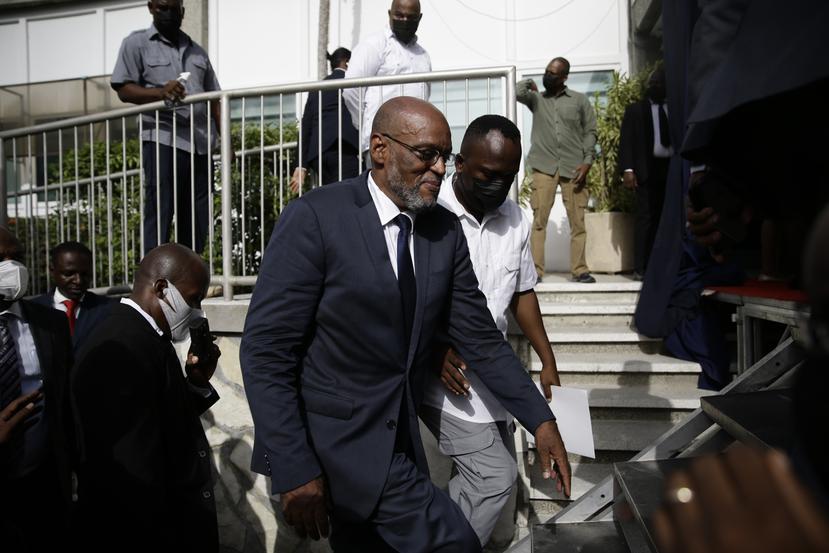 El nuevo primer ministro de Haití, Ariel Henry, es acompañado por escoltas después de ser designado al cargo.